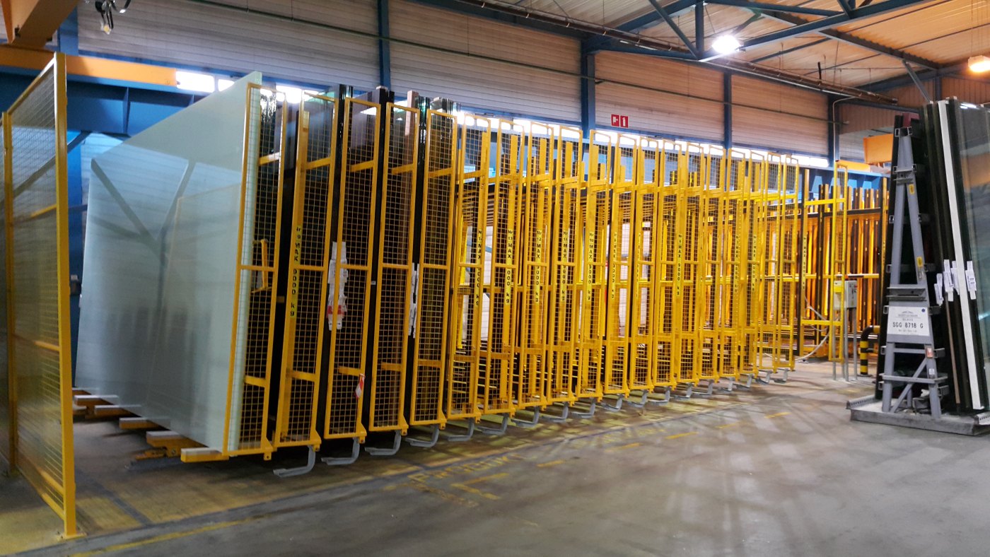 PÓŁAUTOMATYCZNY MAGAZYN PRZESUWNY Z NAPĘDEM HYDRAULICZNYM DO SKŁADOWANIA PAKIETÓW SZKŁĄ JUMBO 6000X3210 MM